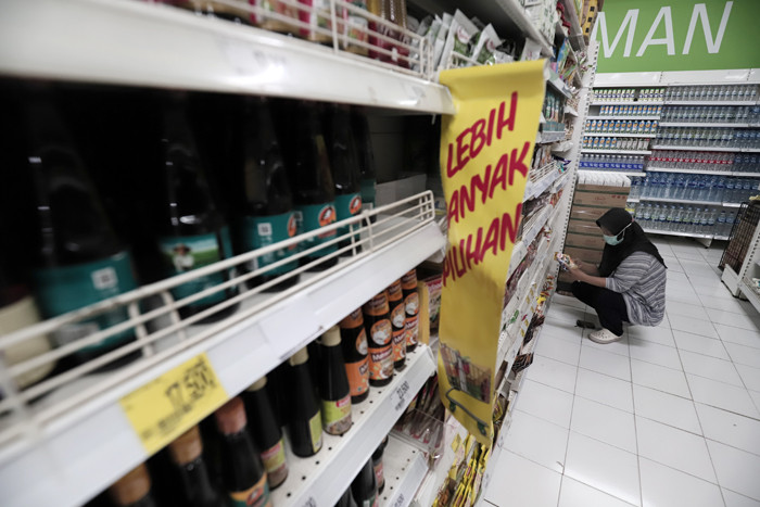 Pengunjung berbelanja disalah satu supermarket di kawasan, Kota Bekasi, Jawa Barat, Selasa (18/5/2021).