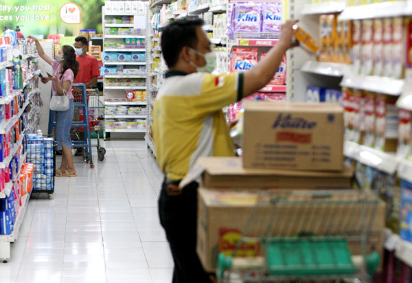 Pengunjung berbelanja disalah satu supermarket di kawasan, Kota Bekasi, Jawa Barat, Selasa (18/5/2021).
