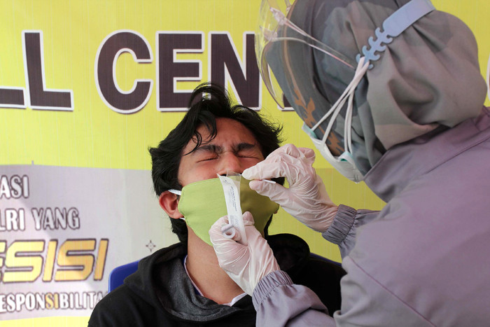 Warga saat mengikuti Tes Antigen Covid-19 gratis di Kawasan Pamulang, Tangerang, Selatan, Rabu (19/5/2021).