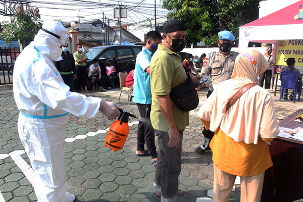 Warga saat mengikuti Tes Antigen Covid-19 gratis di Kawasan Pamulang, Tangerang, Selatan, Rabu (19/5/2021).
