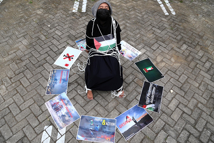 Puluhan mahasiswa Fakultas Agama Islam UMSurabaya menggelar aksi teaterikal bertajuk â€œTeater Ibu Bumi Palestinaâ€, di Jawa Timur, Kamis (20/5/2021).