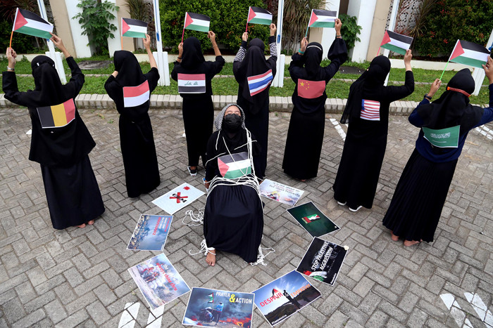 Puluhan mahasiswa Fakultas Agama Islam UMSurabaya menggelar aksi teaterikal bertajuk â€œTeater Ibu Bumi Palestinaâ€, di Jawa Timur, Kamis (20/5/2021).