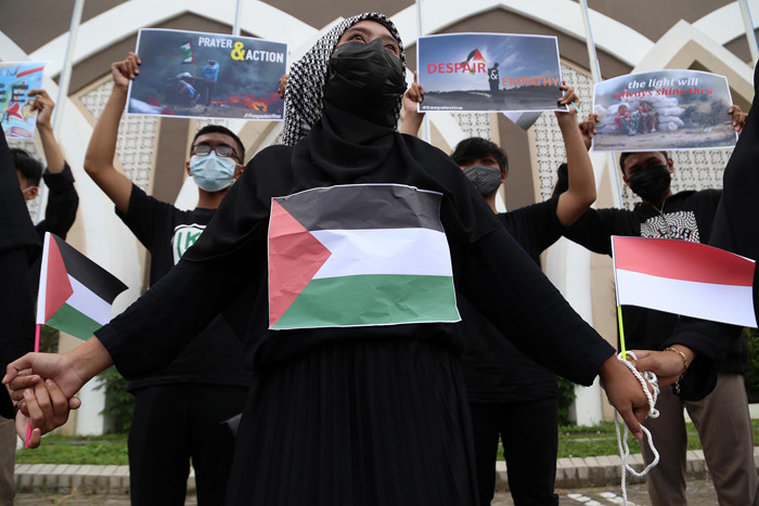 Puluhan mahasiswa Fakultas Agama Islam UMSurabaya menggelar aksi teaterikal bertajuk â€œTeater Ibu Bumi Palestinaâ€, di Jawa Timur, Kamis (20/5/2021).