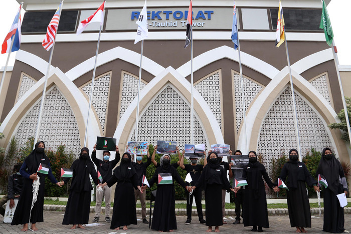 Puluhan mahasiswa Fakultas Agama Islam UMSurabaya menggelar aksi teaterikal bertajuk â€œTeater Ibu Bumi Palestinaâ€, di Jawa Timur, Kamis (20/5/2021).