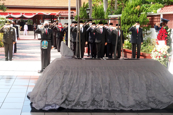Gubernur Jatim Khofifah Indar Parawansa melakukan tabur bunga ketika ziarah makam pahlawan nasional Dr Soetomo di Surabaya, Kamis (20/5/2021).
