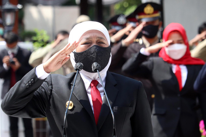 Gubernur Jatim Khofifah Indar Parawansa melakukan tabur bunga ketika ziarah makam pahlawan nasional Dr Soetomo di Surabaya, Kamis (20/5/2021).