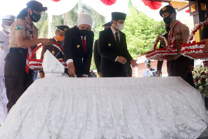 Gubernur Jatim Khofifah Indar Parawansa melakukan tabur bunga ketika ziarah makam pahlawan nasional Dr Soetomo di Surabaya, Kamis (20/5/2021).