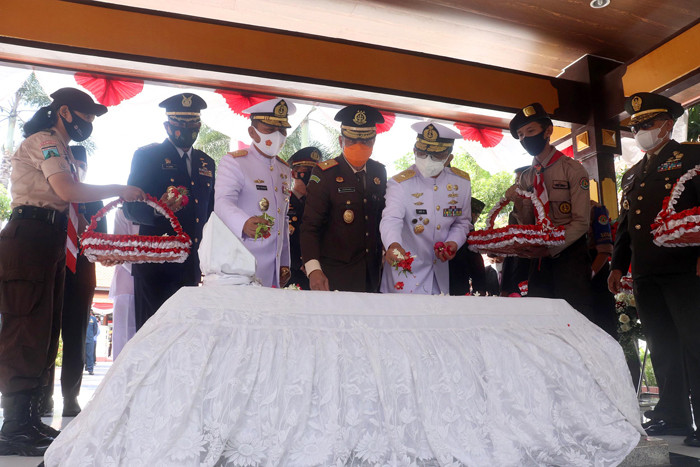 Gubernur Jatim Khofifah Indar Parawansa melakukan tabur bunga ketika ziarah makam pahlawan nasional Dr Soetomo di Surabaya, Kamis (20/5/2021).