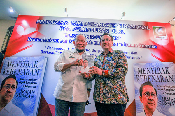 Ketua DPD RI La Nyalla Mahmud Mattalitti (kiri) menerima Buku dari Penulis dan Mantan Ketua DPD RI periode 2009-2016 Irman Gusman di Jakarta, Kamis (20/5/2021).