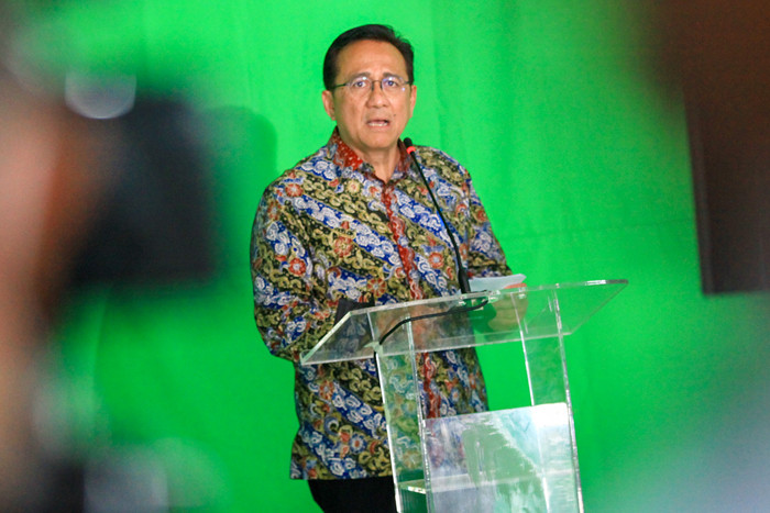 Ketua DPD RI La Nyalla Mahmud Mattalitti (kiri) menerima Buku dari Penulis dan Mantan Ketua DPD RI periode 2009-2016 Irman Gusman di Jakarta, Kamis (20/5/2021).