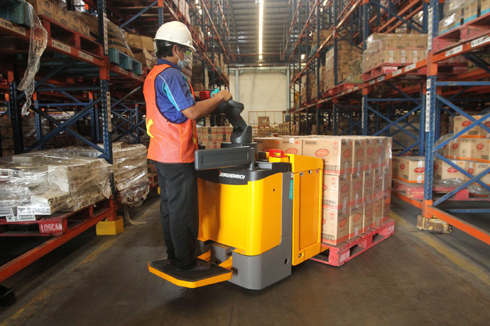 Pekerja melakukan aktivitas bongkar muat disalah-satu kawasan pabrik Fast Moving Consumer Goods terbesar di Indonesia di Cikarang, Rabu (19/5/2021).
