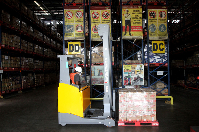 Pekerja melakukan aktivitas bongkar muat disalah-satu kawasan pabrik Fast Moving Consumer Goods terbesar di Indonesia di Cikarang, Rabu (19/5/2021).