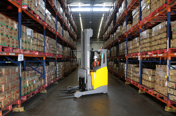 Pekerja melakukan aktivitas bongkar muat disalah-satu kawasan pabrik Fast Moving Consumer Goods terbesar di Indonesia di Cikarang, Rabu (19/5/2021).