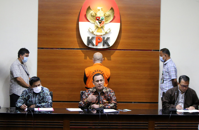 Ketua KPK Komjen Polisi Firli Bahuri menetapkan tersangka dugaan tindak pidana korupsi terkait pembayaran komisi kegiatan fiktif agen PT Asuransi Jasindo.
