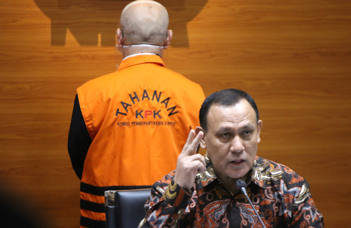 Ketua KPK Komjen Polisi Firli Bahuri menetapkan tersangka dugaan tindak pidana korupsi terkait pembayaran komisi kegiatan fiktif agen PT Asuransi Jasindo.