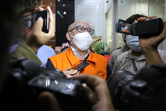Ketua KPK Komjen Polisi Firli Bahuri menetapkan tersangka dugaan tindak pidana korupsi terkait pembayaran komisi kegiatan fiktif agen PT Asuransi Jasindo.