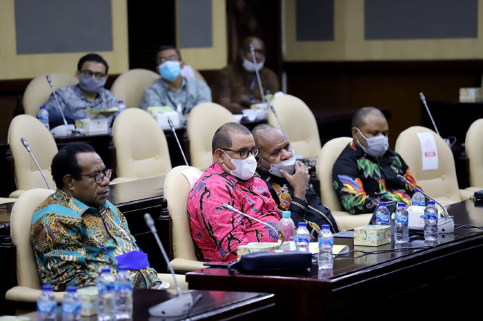 Ketua MPR for Papua Yorrys Raweyai saat audiensi secara virtual dengan Majelis Rakyat Papua Barat di Kompleks Parlemen Senayan, Jakarta, Kamis (20/5/2021).