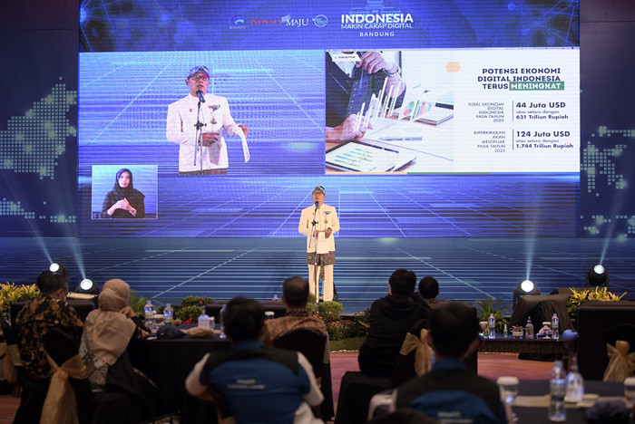 Gubernur Jabar Ridwan Kamil memberikan keynote speech pada Program Literasi Digital Nasional Indonesia Makin Cakap Digital 2021, di Bandung, Kamis (20/5/2021).
