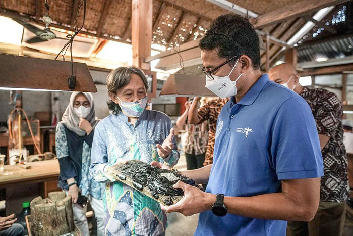 Menteri Pariwisata dan Ekonomi Kreatif Sandiaga Salahuddin Uno saat mengunjungi sentra kerajinan perak Kotagede, Yogyakarta, Kamis (20/5/2021).
