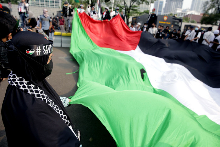 Pengunjuk rasa mengikuti aksi solidaritas untuk Palestina di depan Kedutaan Besar Amerika Serikat, Jakarta, Jumat (21/5/2021).