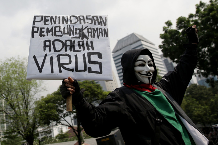 Pengunjuk rasa mengikuti aksi solidaritas untuk Palestina di depan Kedutaan Besar Amerika Serikat, Jakarta, Jumat (21/5/2021).