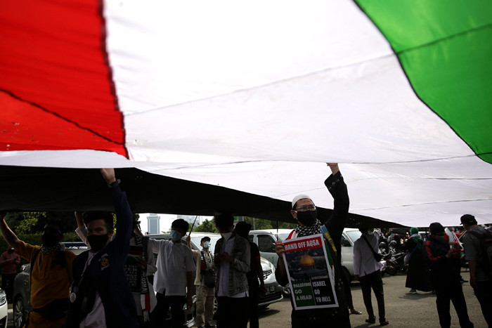 Pengunjuk rasa mengikuti aksi solidaritas untuk Palestina di depan Kedutaan Besar Amerika Serikat, Jakarta, Jumat (21/5/2021).