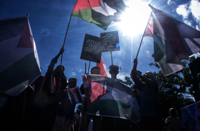 Sejumlah umat muslim dari berbagai ormas dan komunitas menggelar aksi bela Palestina di Jalan Jendral Sudirman, Makassar, Jumat (21/5/2021).