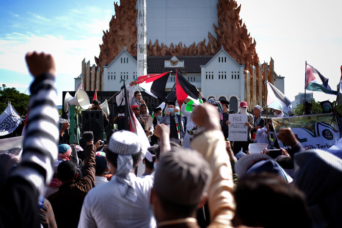 Sejumlah umat muslim dari berbagai ormas dan komunitas menggelar aksi bela Palestina di Jalan Jendral Sudirman, Makassar, Jumat (21/5/2021).