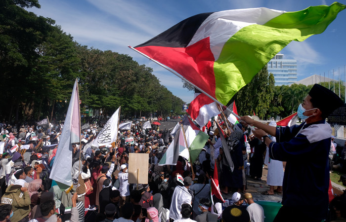 Sejumlah umat muslim dari berbagai ormas dan komunitas menggelar aksi bela Palestina di Jalan Jendral Sudirman, Makassar, Jumat (21/5/2021).