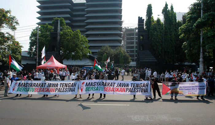 Ratusan warga dari berbagai elemen menggelar aksi simpatik peduli Palestina di depan Kantor Gubernur Jateng, Semarang, Jawa Tengah, Jumat (21/5/2021).