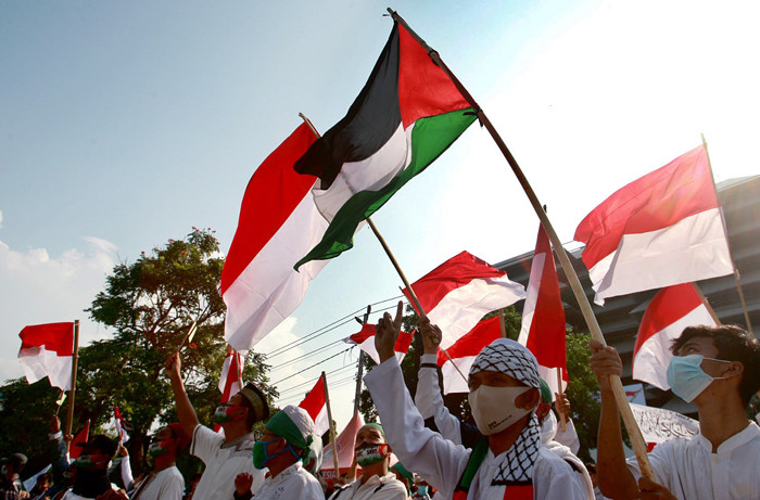 Ratusan warga dari berbagai elemen menggelar aksi simpatik peduli Palestina di depan Kantor Gubernur Jateng, Semarang, Jawa Tengah, Jumat (21/5/2021).
