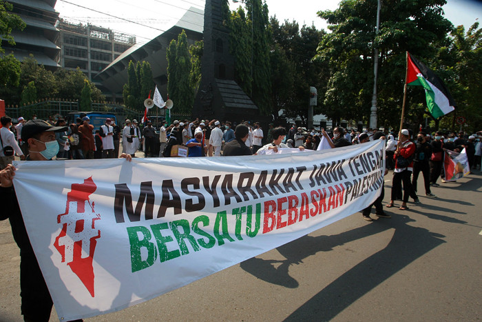 Ratusan warga dari berbagai elemen menggelar aksi simpatik peduli Palestina di depan Kantor Gubernur Jateng, Semarang, Jawa Tengah, Jumat (21/5/2021).