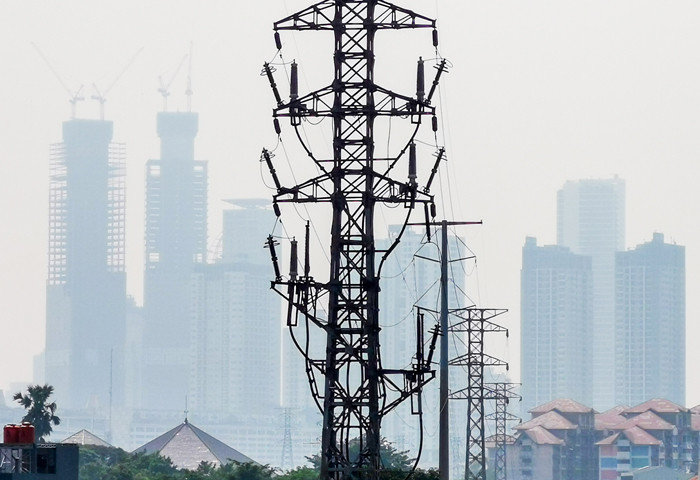 Terlihat kabut menyelimuti langit Jakarta, Jumat (21/5/2021).