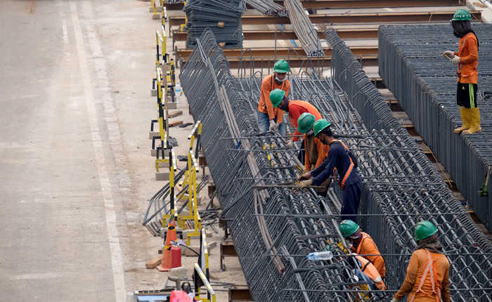 Pekerja menggarap proyek pembangunan MRT Jakarta Fase II di Jalan MH Thamrin, Jakarta Pusat, Sabtu (22/5/2021).