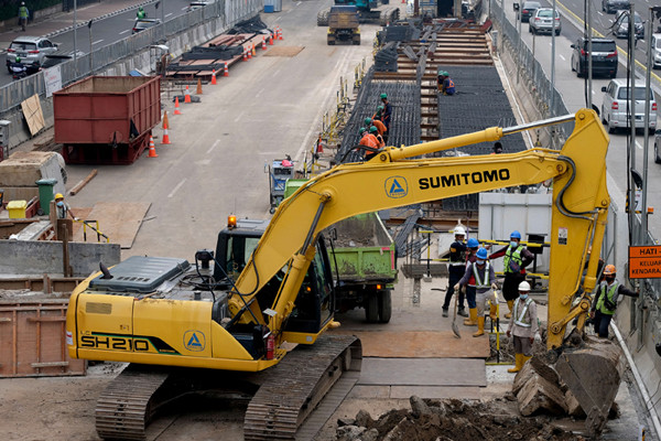 Pekerja menggarap proyek pembangunan MRT Jakarta Fase II di Jalan MH Thamrin, Jakarta Pusat, Sabtu (22/5/2021).