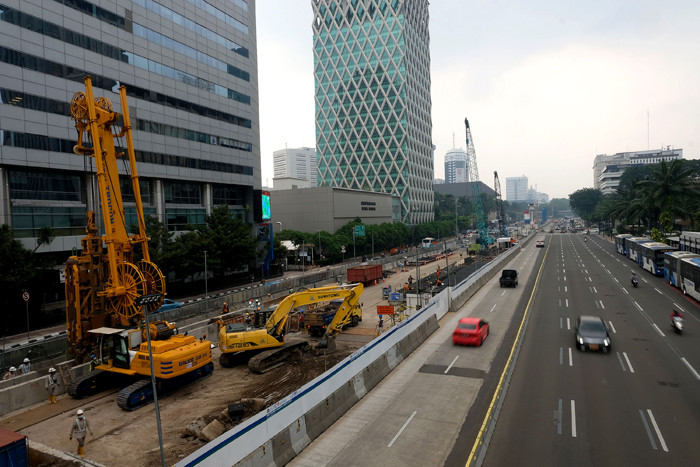 Pekerja menggarap proyek pembangunan MRT Jakarta Fase II di Jalan MH Thamrin, Jakarta Pusat, Sabtu (22/5/2021).
