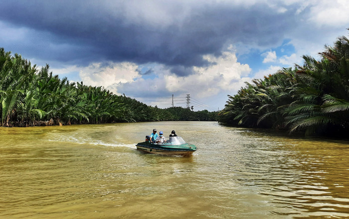 Pengunjung menikmati suasana santai saat berwisata menggunakan perahu Bukit Baruga menyusuri Sungai Tello, Makassar, Sulawesi Selatan, Sabtu (22/5/2021).