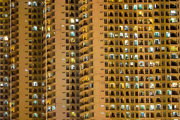 Gemerlap cahaya kamar-kamar apartemen di kawasan Jakarta Utara, Minggu (23/5/2021).