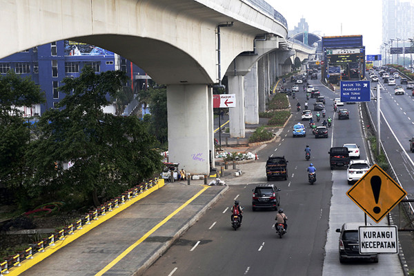 Kendaraan melintasi proyek Light Rail Transit (LRT) Jabodebek di Jalan MT Haryono, Jakarta, Minggu (23/5/2021).