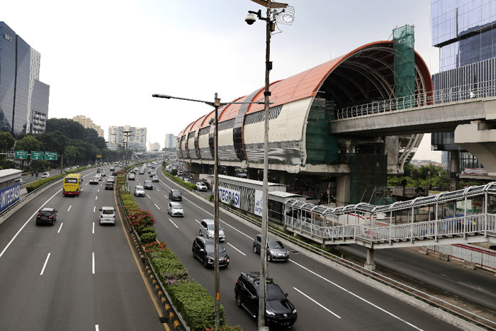 Kendaraan melintasi proyek Light Rail Transit (LRT) Jabodebek di Jalan MT Haryono, Jakarta, Minggu (23/5/2021).