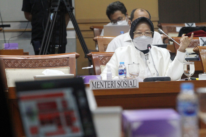 Menteri Sosial Tri Rismaharini mengikuti rapat kerja dengan Komisi VIII DPR di Kompleks Parlemen, Senayan, Jakarta, Senin (24/5/2021).