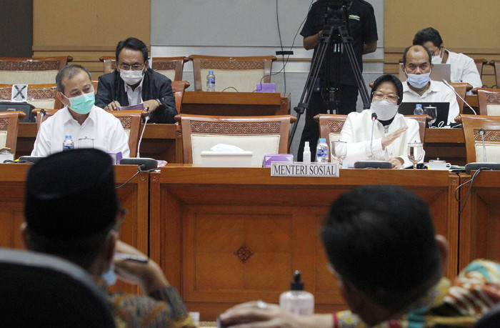 Menteri Sosial Tri Rismaharini mengikuti rapat kerja dengan Komisi VIII DPR di Kompleks Parlemen, Senayan, Jakarta, Senin (24/5/2021).