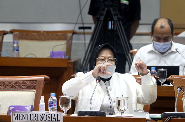 Menteri Sosial Tri Rismaharini mengikuti rapat kerja dengan Komisi VIII DPR di Kompleks Parlemen, Senayan, Jakarta, Senin (24/5/2021).