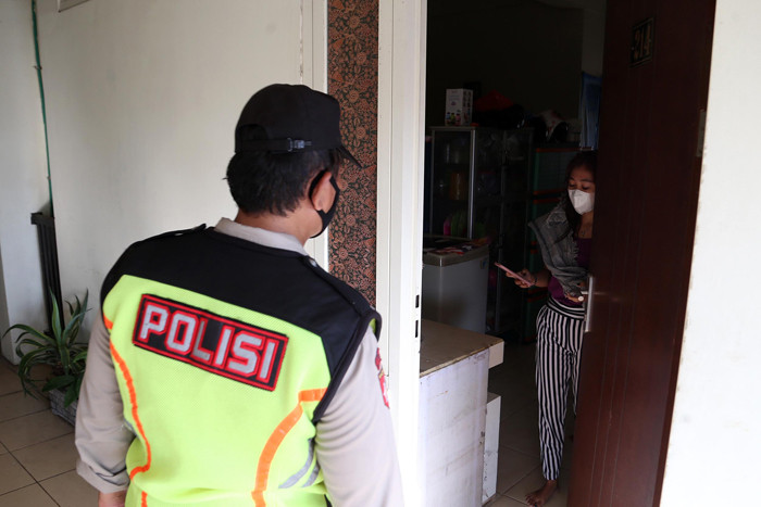 Penghuni Rumah Susun Sewa (Rusunawa) Penjaringansari Surabaya menjalani tes Swab PCR masal di Rusun Penjaringansari Surabaya, Jawa Timur, Senin (24/5/2021).