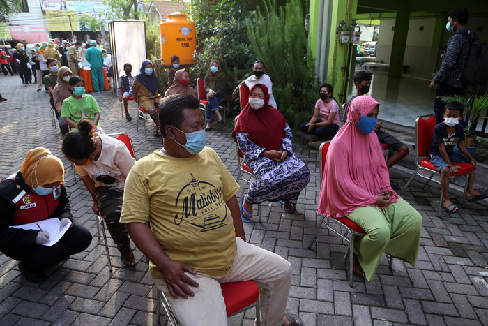 Penghuni Rumah Susun Sewa (Rusunawa) Penjaringansari Surabaya menjalani tes Swab PCR masal di Rusun Penjaringansari Surabaya, Jawa Timur, Senin (24/5/2021).