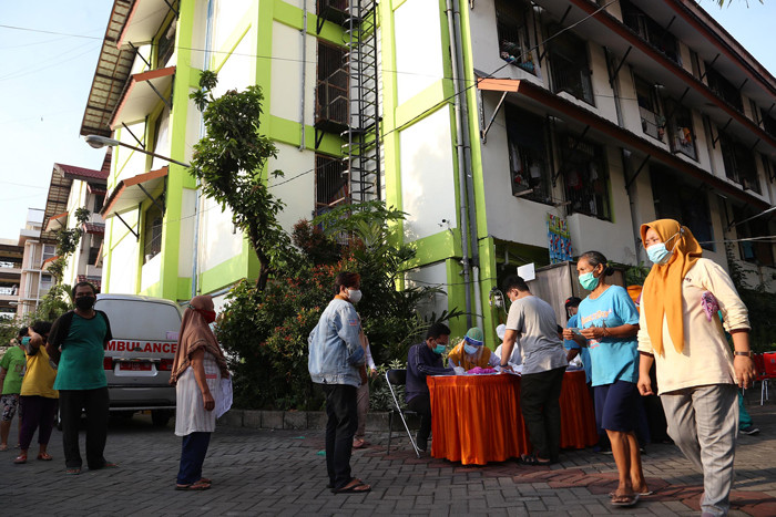 Penghuni Rumah Susun Sewa (Rusunawa) Penjaringansari Surabaya menjalani tes Swab PCR masal di Rusun Penjaringansari Surabaya, Jawa Timur, Senin (24/5/2021).