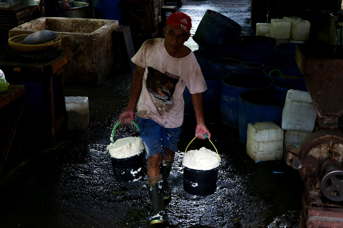 Pekerja menyelesaikan pembuatan tahu di salah satu sentra produksi tahu di Jakarta, Selasa (25/5/2021).