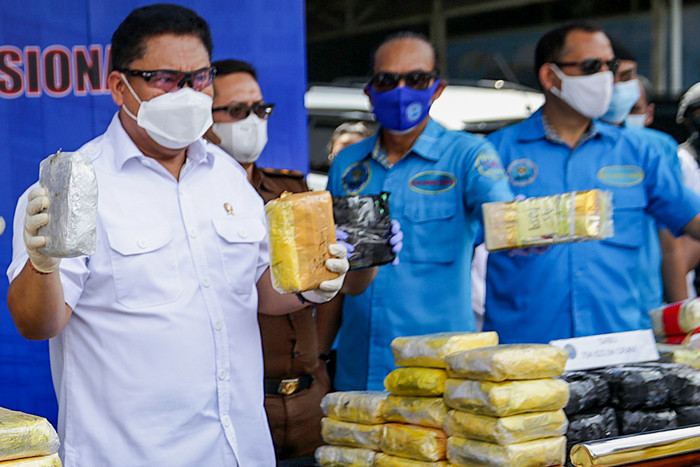 Kepala BNN Komisaris Jenderal Polisi Petrus Reinhard Golose memusnahkan barang bukti hasil sitaan berupa narkoba di Jakarta, Selasa (25/5/2021).