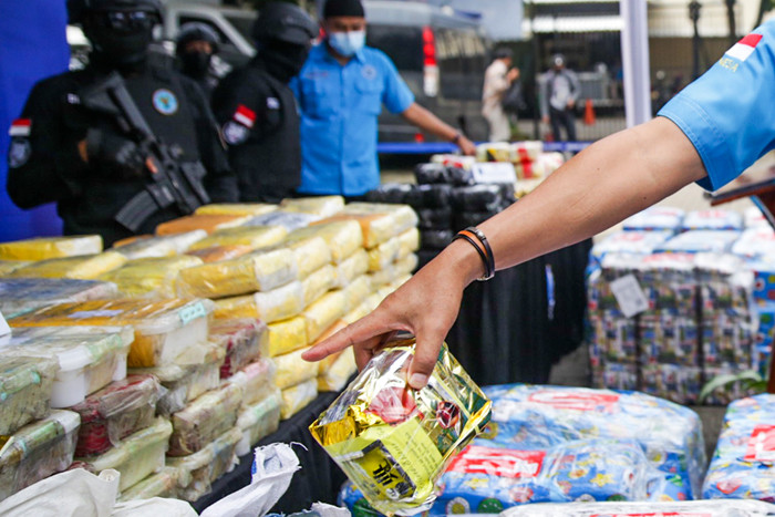 Kepala BNN Komisaris Jenderal Polisi Petrus Reinhard Golose memusnahkan barang bukti hasil sitaan berupa narkoba di Jakarta, Selasa (25/5/2021).