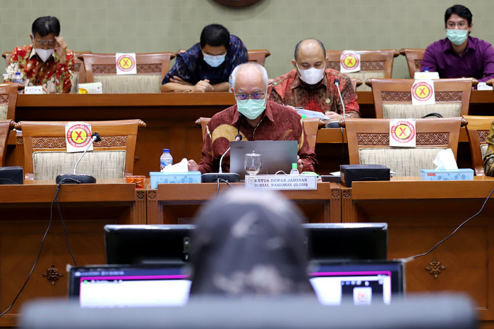Direktur Utama BPJS Kesehatan All Ghufron Mukti memberikan penjelasan saat RDP dengan komisi IX di Gedung Parlemen MPR/DPR-DPD, Jakarta, Selasa (25/5/2021).
